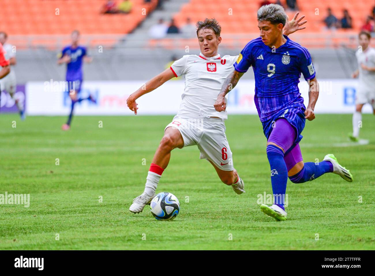 Jakarta, Indonésie. 17 novembre 2023. Agustin Ruberto (à droite), d’Argentine, concourt avec Maksymilian Sznaucner, de Pologne, lors du match du groupe D de la coupe du monde U17 de la FIFA, à Jakarta, en Indonésie, le 17 novembre 2023. Crédit : Zulkarnain/Xinhua/Alamy Live News Banque D'Images