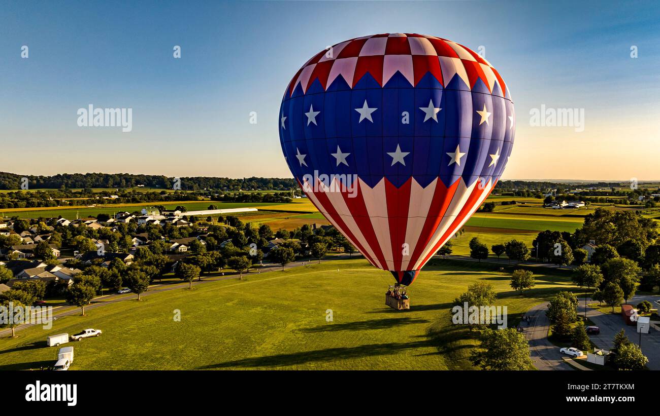 Bird in Hand, Pennsylvanie, 14 septembre 2023 - une vue aérienne sur une étoile et des rayures, montgolfière flottant au-dessus d'une communauté de campagne, sur un être Banque D'Images