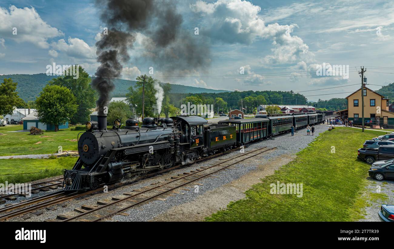 Rockhill Furnace, Pennsylvanie, 5 août 2023 - train de passagers à vapeur à voie étroite, préparation pour quitter la gare d'Orbisonia avec un train plein de pas Banque D'Images