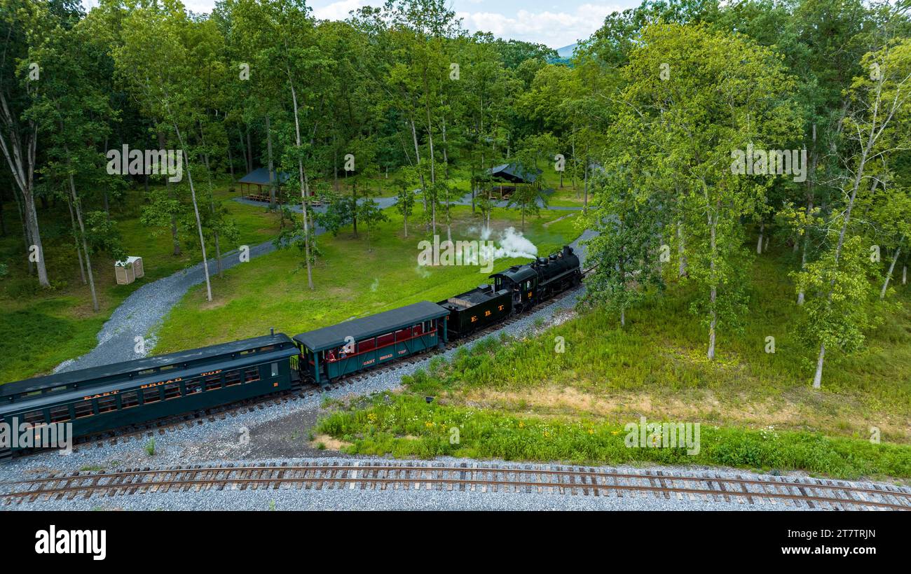 Rockhill Furnace, Pennsylvanie, 5 août 2023 - vue aérienne d'un train de passagers à vapeur à voie étroite entrant dans Wye pour un pique-nique sur un Da d'été ensoleillé Banque D'Images