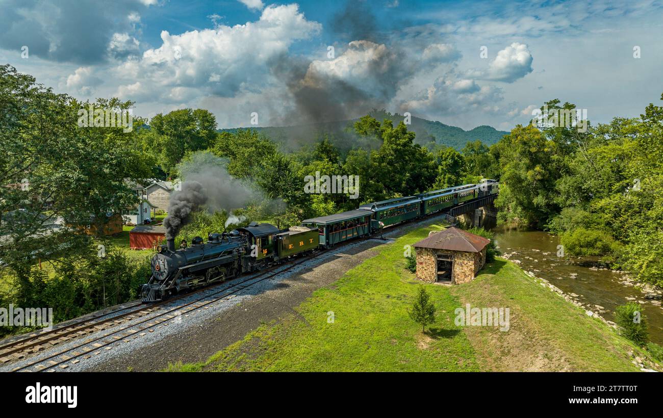 Rockhill Furnace, Pennsylvanie, 5 août 2023 - vue aérienne d'un train de passagers à vapeur à voie étroite se dirigeant vers le sud au-dessus de Blacklog Creek sur un Sunny D. Banque D'Images