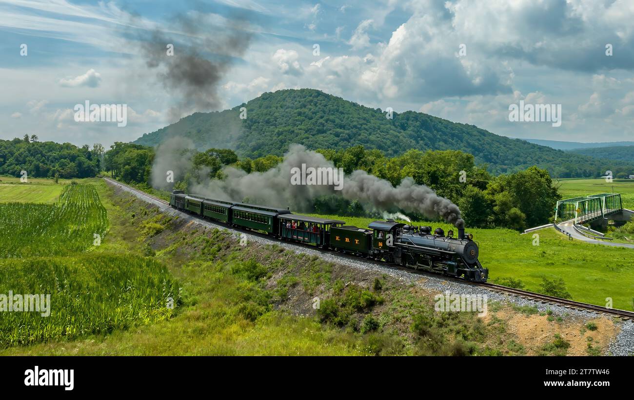 Rockhill Furnace, Pennsylvanie, 5 août 2023 - vue aérienne d'un train de passagers à vapeur à voie étroite approchant de Runk Rd. Bridge on a Sunny Summer Banque D'Images