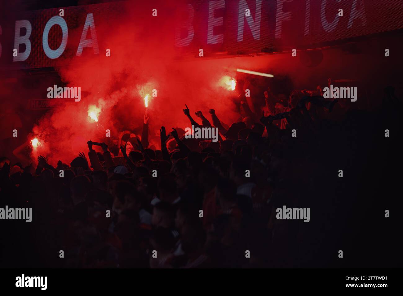 Fans lors du match de Liga Portugal 23/24 entre SL Benfica et Sporting CP à l'Estadio Da Luz, Lisbonne, Portugal. (Maciej Rogowski) Banque D'Images