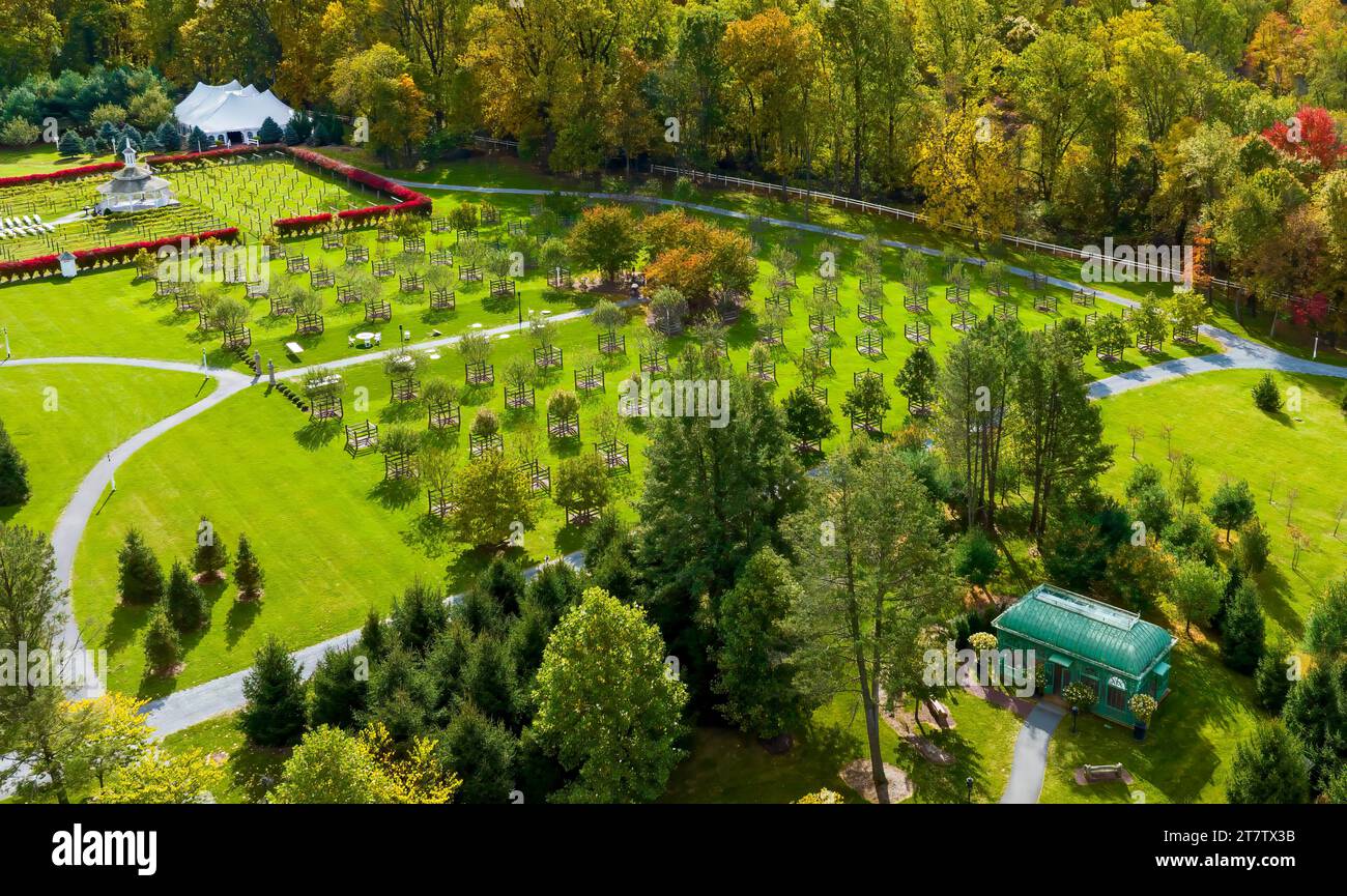 Elizabethtown, Pennsylvanie, 22 octobre 2023 - vue aérienne d'un grand belvédère au milieu d'un vignoble, avec des sièges pour un mariage en automne Banque D'Images