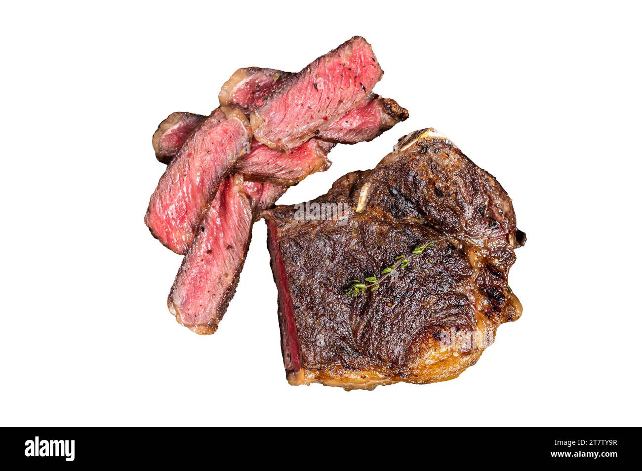Steak de viande de bœuf Wagyu New York en tranches rôties ou steak striploin dans un plateau en acier avec des herbes. Isolé, fond blanc Banque D'Images