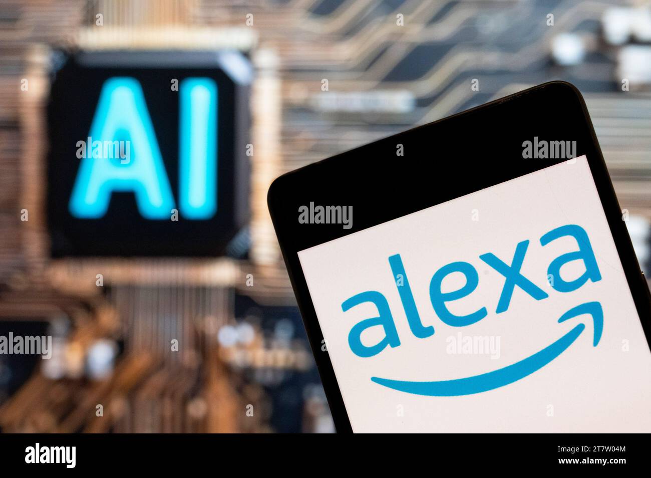 Dans cette illustration photo, la technologie d'assistant virtuel appartenant à Amazon, Alexa, logo vu affiché sur un smartphone avec une puce d'intelligence artificielle (IA) et symbole en arrière-plan. (Photo de Budrul Chukrut / SOPA Images/Sipa USA) *** strictement à des fins éditoriales *** Banque D'Images