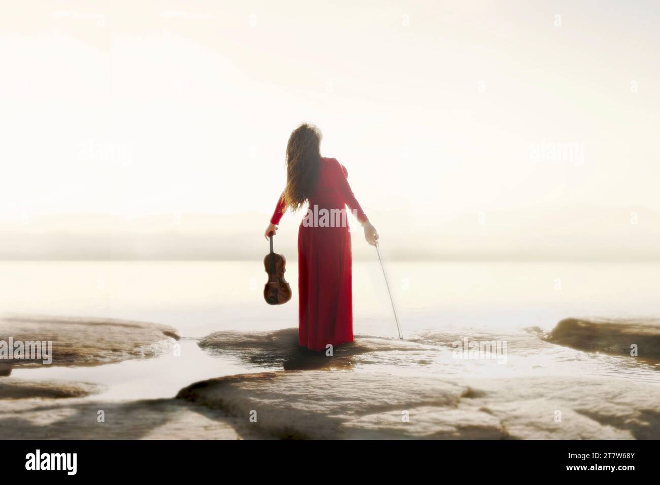 femme avec violon à la main prend l'énergie du soleil, concept abstrait Banque D'Images