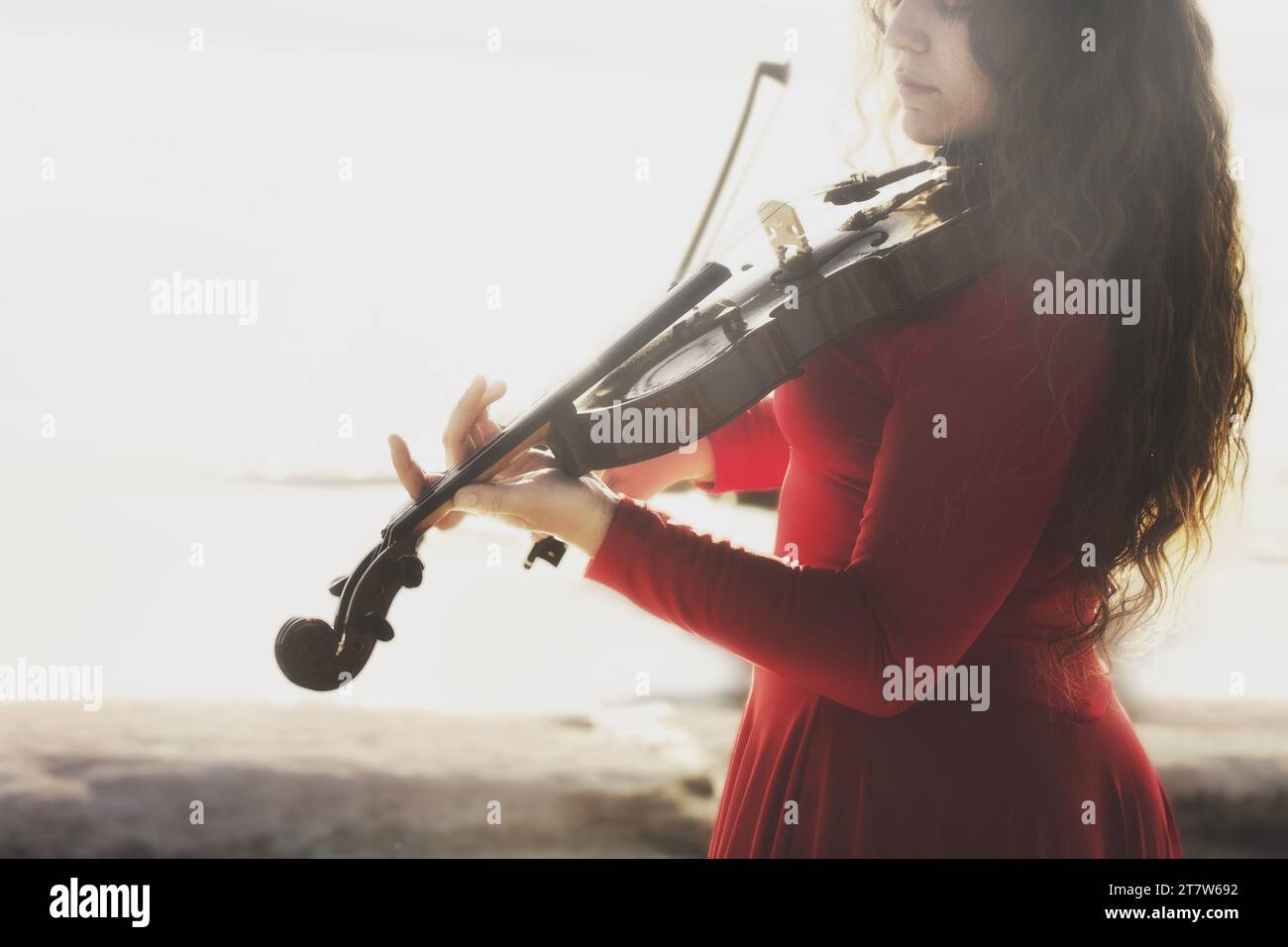 portrait de femme jouant passionnément du violon, concept abstrait Banque D'Images