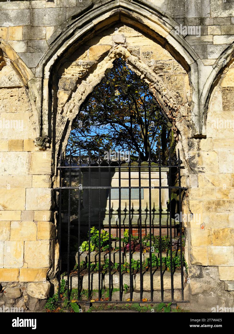 Tombe de William Ettys vue à travers une porte dans les ruines de St Marys Abbey dans Museum Gardens City of York Yorkshire Angleterre Banque D'Images