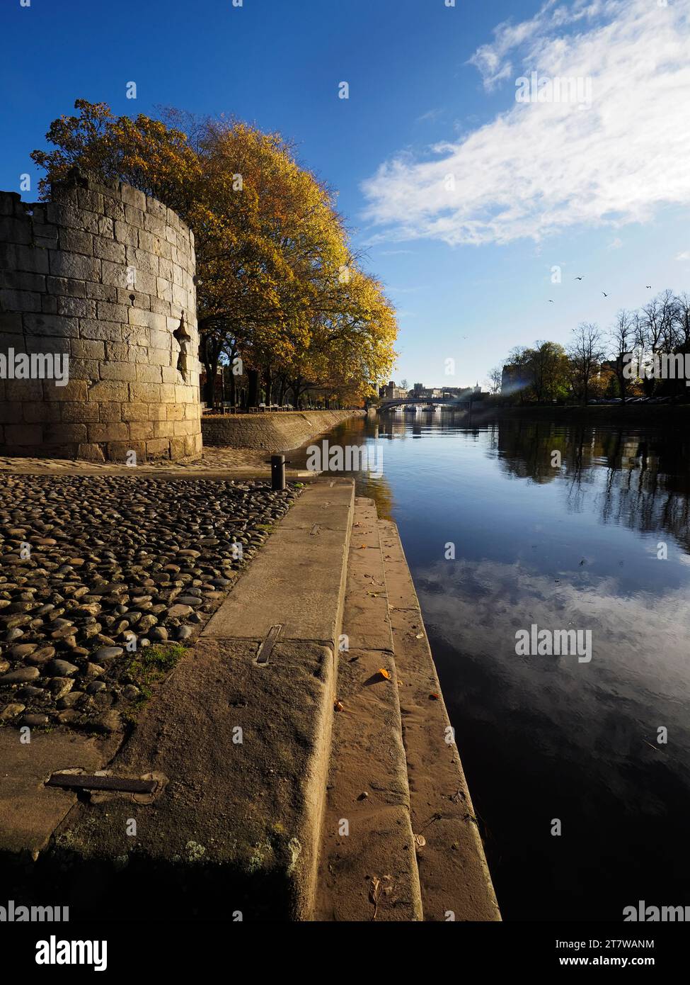 Vue le long de la rivière Ouse vers le pont de Lendal de Marygate Tower à l'automne ville de York Yorkshire Angleterre Banque D'Images