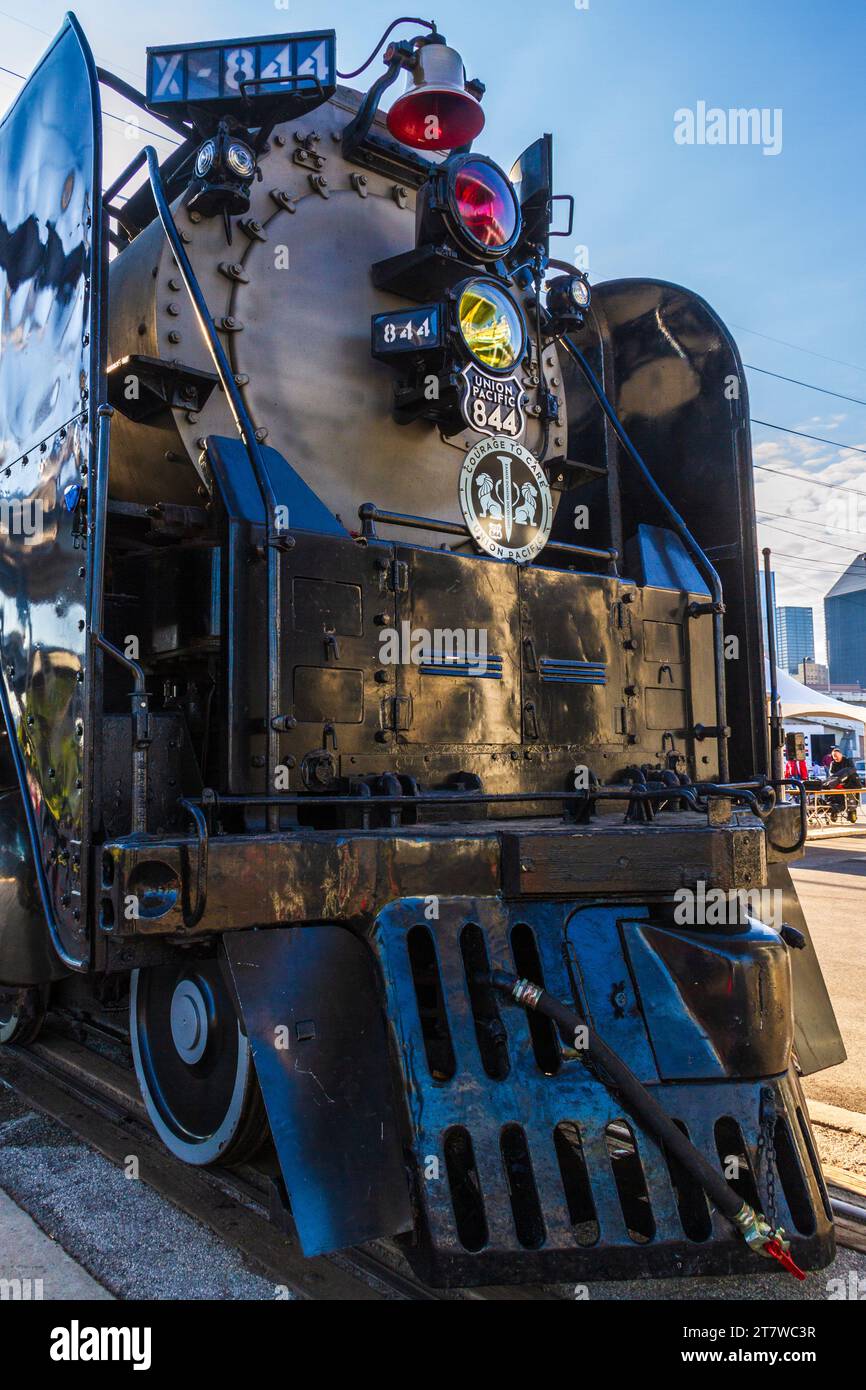 Célébration du 150e anniversaire de l'Union Pacific à Houston avec la machine à vapeur 1944 #844 au dépôt Amtrak. Union Pacific 844 est une locomotive à vapeur 4-8-4 . Banque D'Images