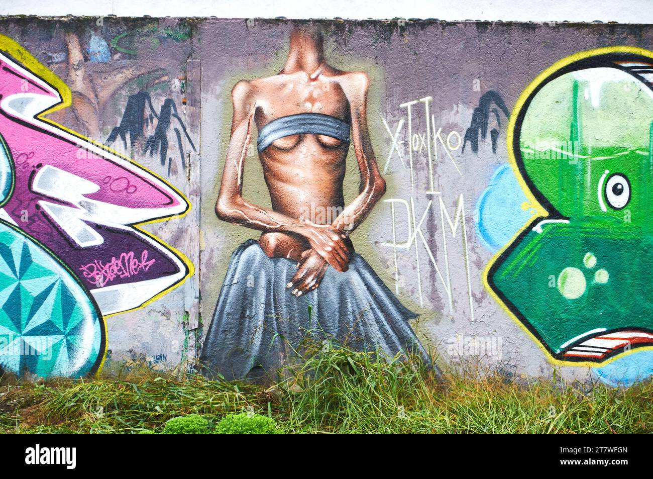 Un chef-d’œuvre graffiti éblouissant, débordant de couleurs et d’imagination, transforme le paysage urbain Banque D'Images