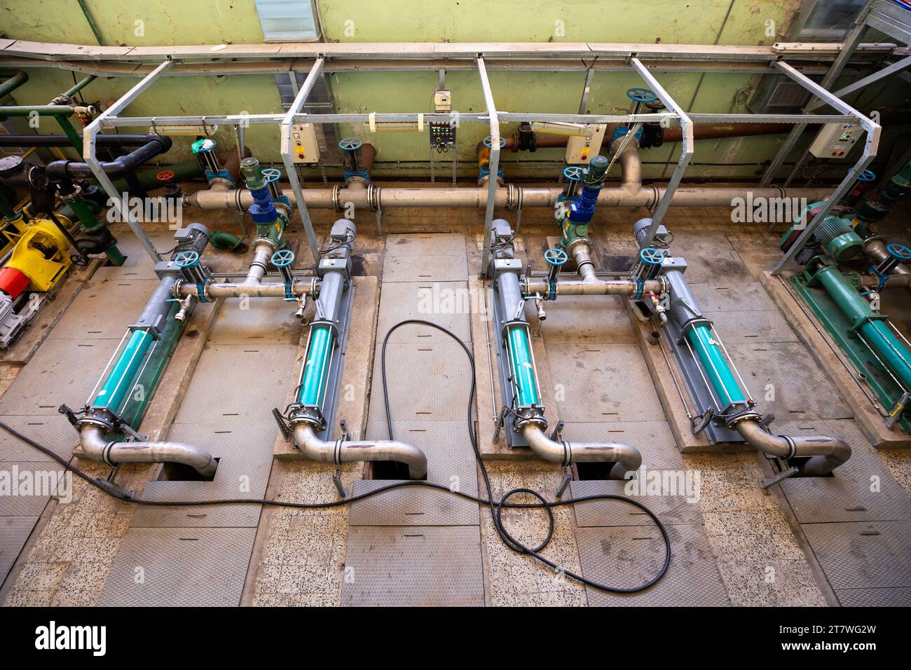 Pompes électriques dans une installation de traitement des eaux usées Banque D'Images