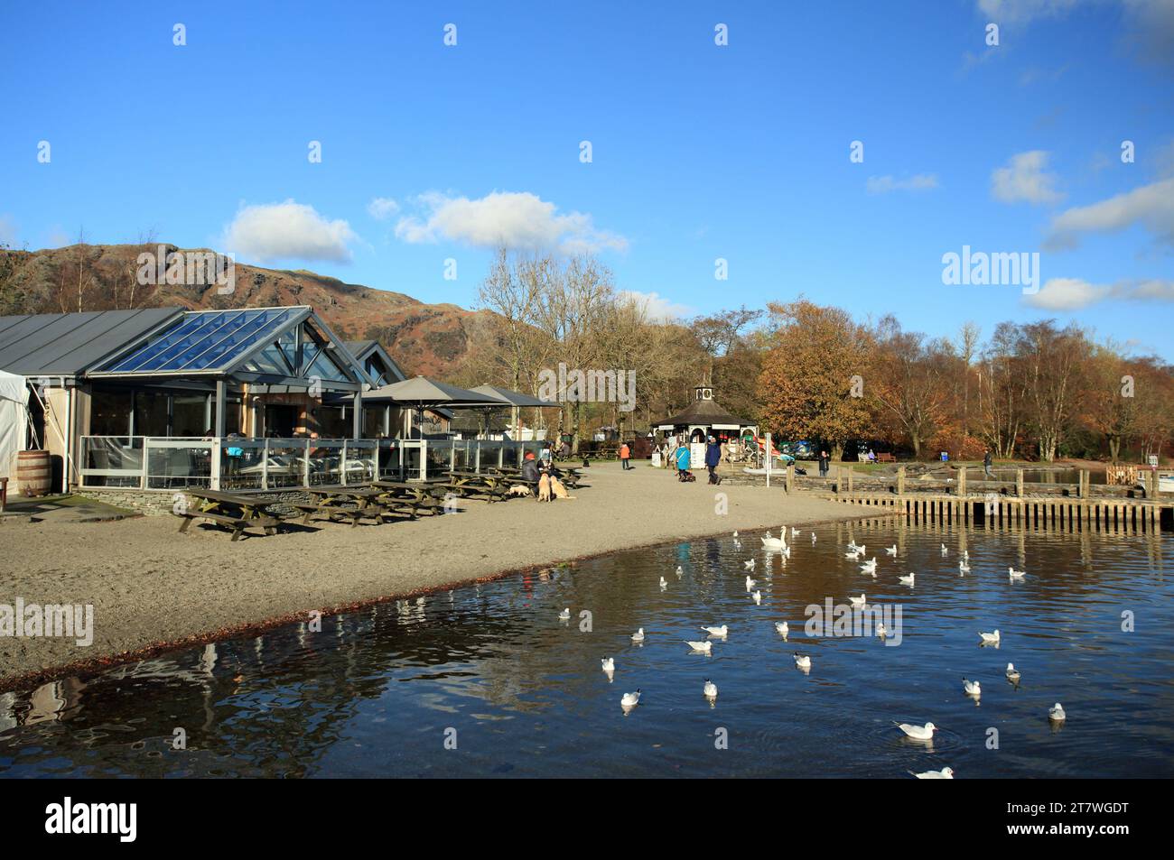 Le café Bluebird sur l'eau de Coniston dans le parc national de Lake district, Cumbria, Angleterre, Royaume-Uni. Banque D'Images