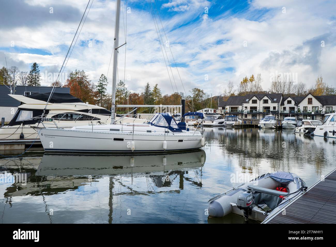 Bateaux à voile amarrés à Windermere Marina Village, Westmorland, Angleterre Banque D'Images