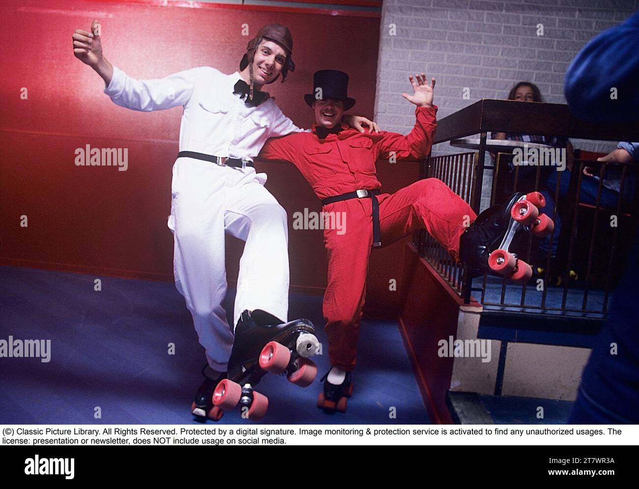 Le plaisir du patin à roulettes dans les années 1970 Intérieur d'une discothèque de roller avec des gens roller. Le patinage à roulettes a commencé à prendre de la tendance à cette époque et tout au long des années 1970 lorsque le patinage à roulettes était associé à la musique disco et aux discothèques à roulettes. Suède 1978 Banque D'Images