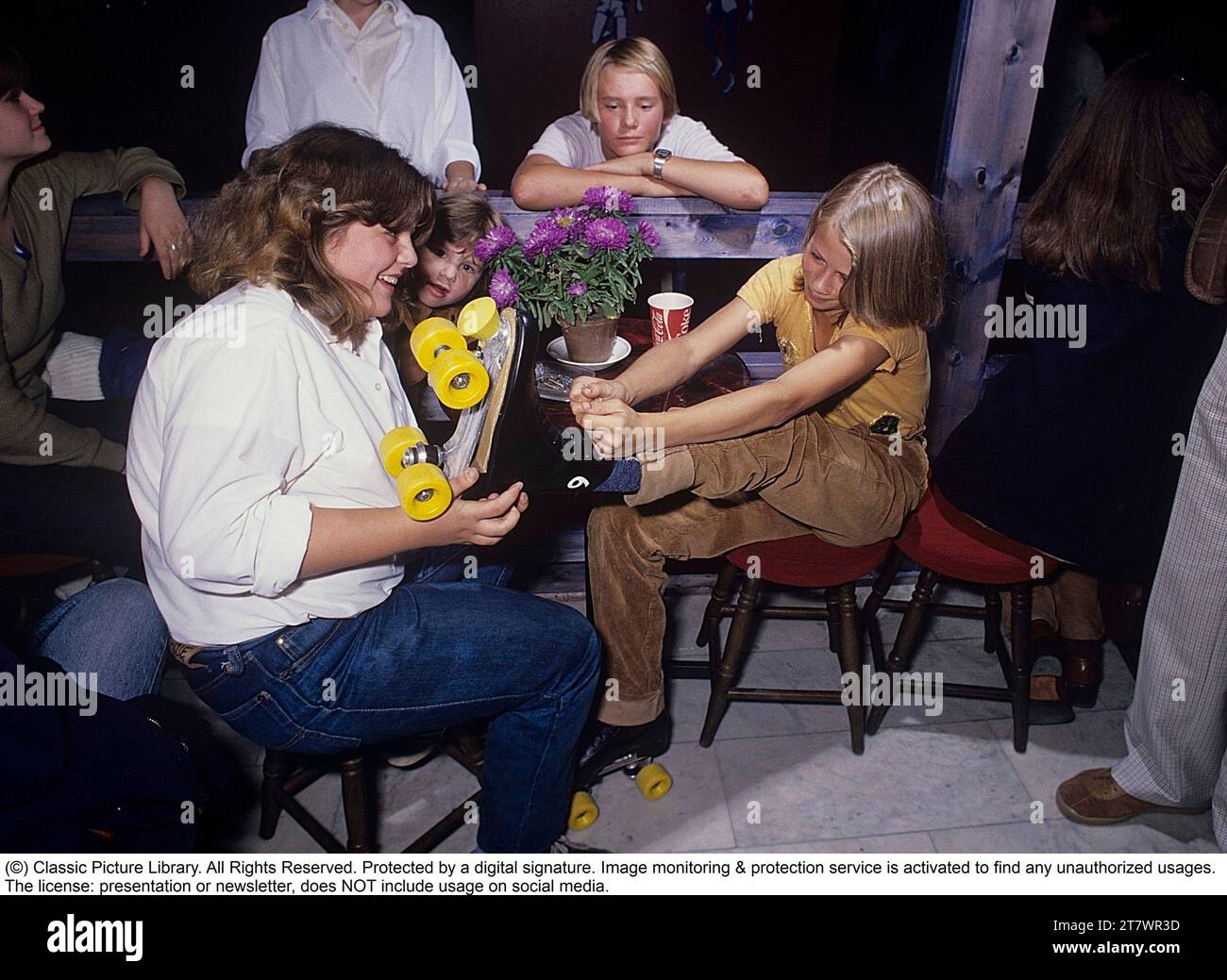 Le plaisir du patin à roulettes dans les années 1970 Intérieur d'une discothèque de roller avec des gens roller. Le patinage à roulettes a commencé à prendre de la tendance à cette époque et tout au long des années 1970 lorsque le patinage à roulettes était associé à la musique disco et aux discothèques à roulettes. Suède 1978 Banque D'Images