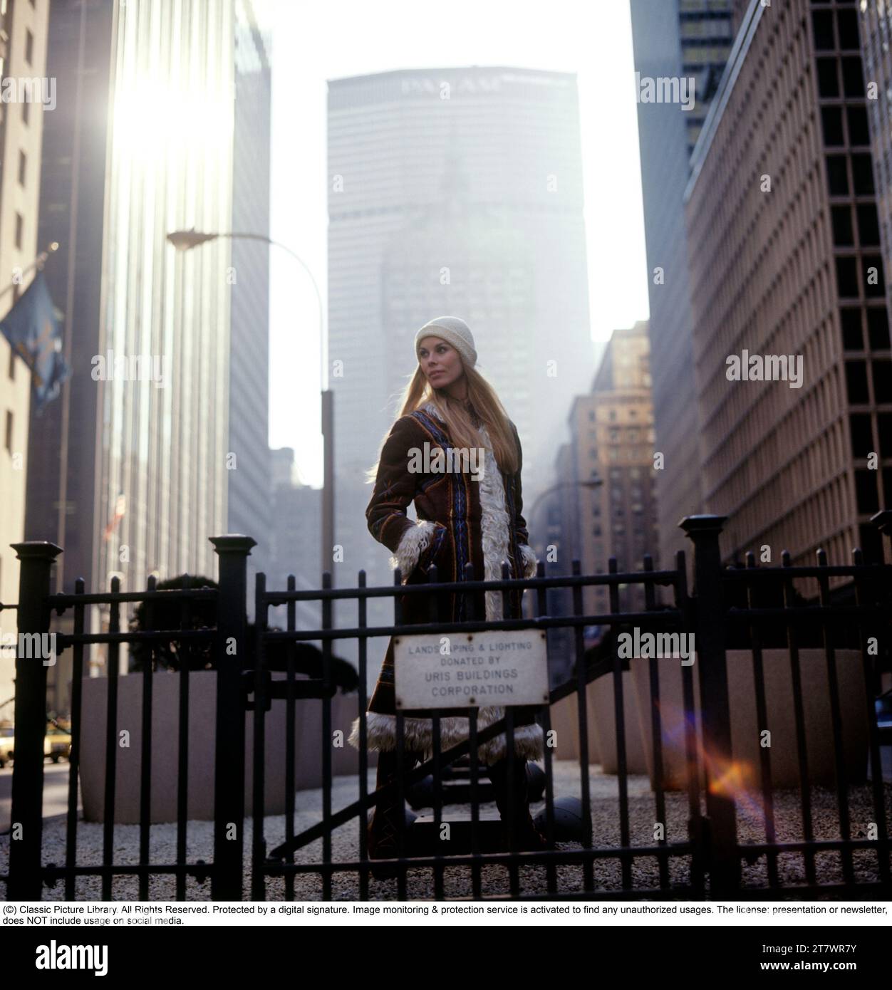 style de vie et mode des années 1970. Une jeune femme portant un manteau typique des années 1970 sur cette photo prise à Manhattan New York avec le bâtiment Pan Am en arrière-plan. Elle s'appelle Marita Lindholm, mannequin. 1971 Banque D'Images