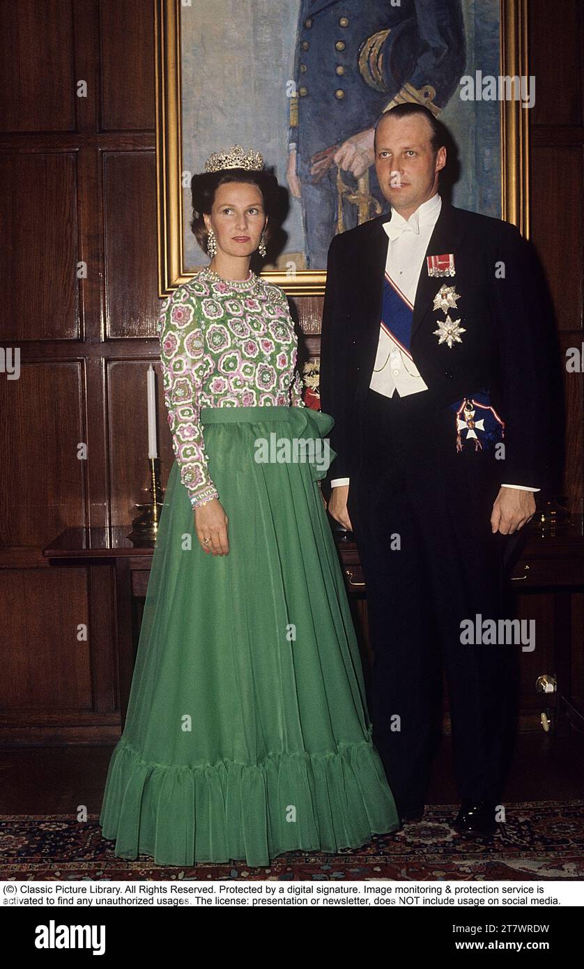 Roi Harald de Norvège. Photographié alors qu'il était prince héritier avec sa femme Sonja dans les années 1980 Banque D'Images