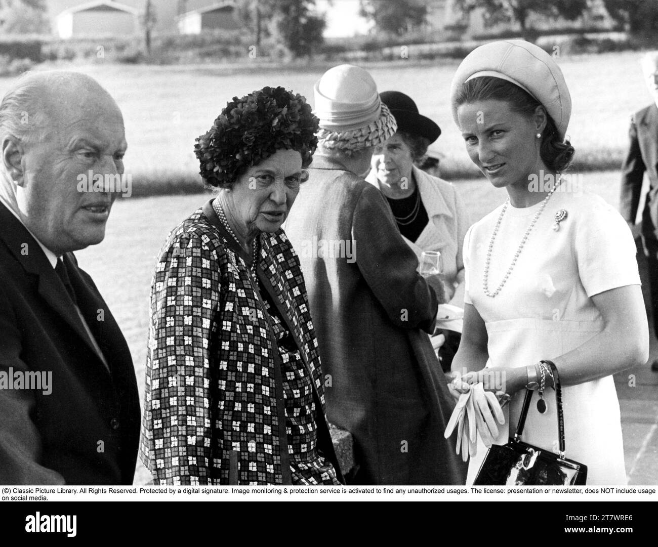 Reine Sonja de Norvège. Né le 4 juillet 1937. Épouse du roi Harald V. ici avec le prince Carl Bernadotte (1911-2003) et la princesse Margaretha (1899-1977) 1969 Banque D'Images