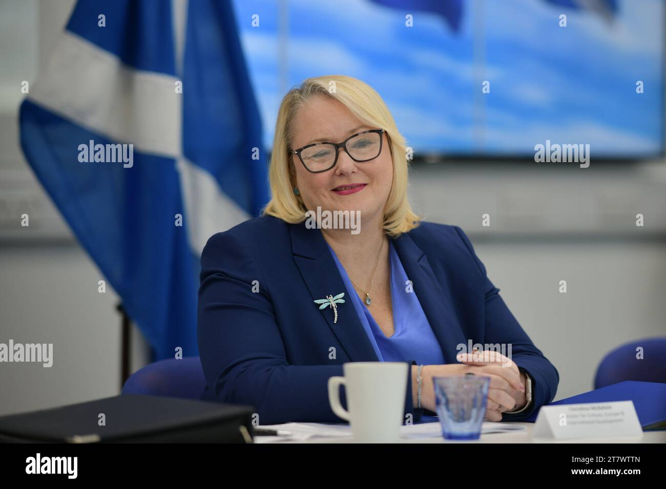 Édimbourg Écosse, Royaume-Uni 17 novembre 2023. Angus Robertson, secrétaire du Cabinet à la Constitution, aux Affaires extérieures et à la Culture, et le ministre de la Culture, Europe et développement international Christina McKelvie lance le septième article de la série Building a New Scotland an Independent Scotland in the eu et rencontre des étudiants de l'Université Queen Margaret pour discuter des propositions contenues dans l'article. crédit sst/alamy live news Banque D'Images