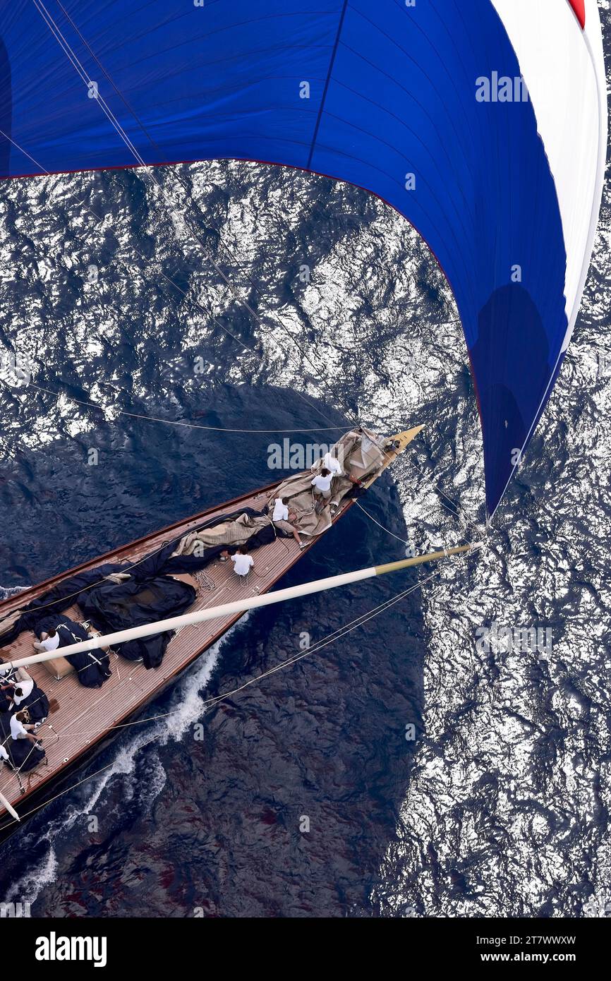 Photo d'hélicoptère aérien du voilier J Class VELSHEDA sous pleine voile avec spinnaker. Banque D'Images