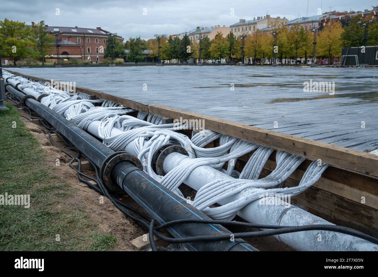 Coulage de tuyaux de système d'ingénierie moderne pour le refroidissement de patinoire. Préparation pour l'activité hivernale Banque D'Images