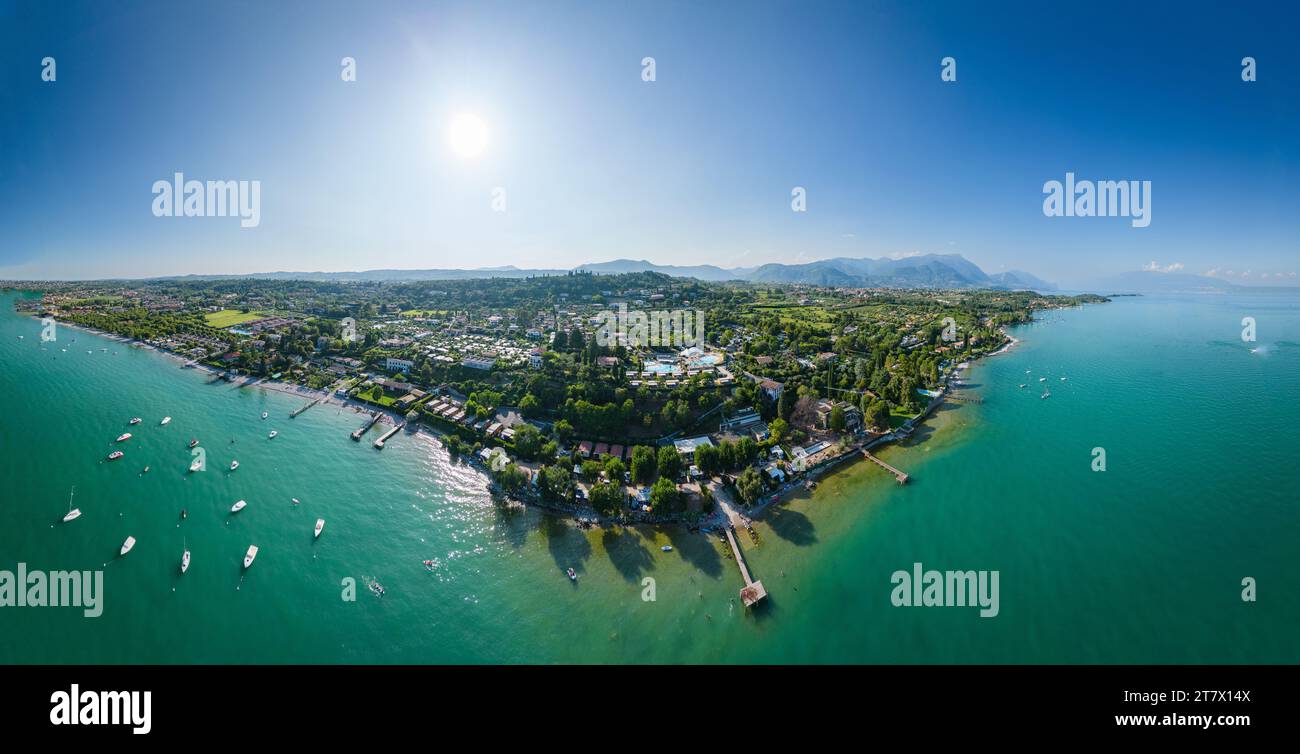 Vue aérienne à San Felice del Benaco au lac de Garde à Lobard, Italie, célèbre lieu de vacances touristiques d'été. Banque D'Images