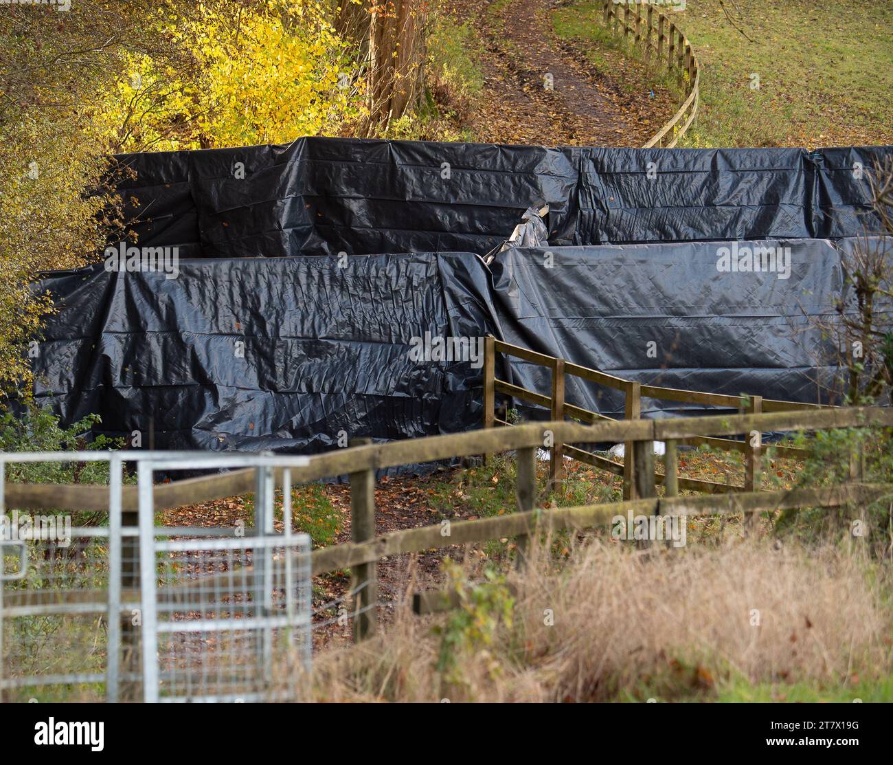 Hyde Heath, Royaume-Uni. 17 novembre 2023. Un gouffre géant HS2 est apparu dans le sol sur des terres agricoles et sous un sentier public / passerelle à Hyde Heath, Buckinghamshire. Le gouffre est au-dessus de l'endroit où HS2 creusent des tunnels pour le chemin de fer High Speed Rail 2. Le gouffre a maintenant été recouvert de plastique noir et est surveillé par HS2. Heureusement, personne n'a été blessé quand cela s'est produit. Un autre gouffre est apparu à Shardeloes près d'Amersham plus tôt cette année qui a maintenant été rempli par HS2. Crédit : Buckctrypics/Alamy Live News Banque D'Images
