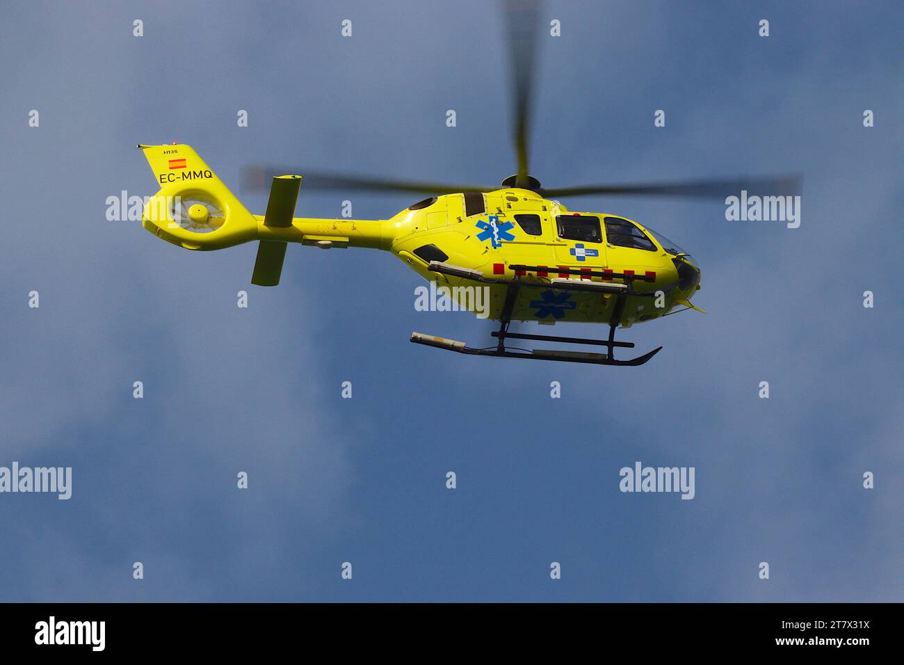 Hélicoptère médical Airbus Helicopters H135 immatriculé EC-MMQ en approche finale pour atterrir à l'héliport du port de Ceuta, Espagne, avril 2023. Banque D'Images