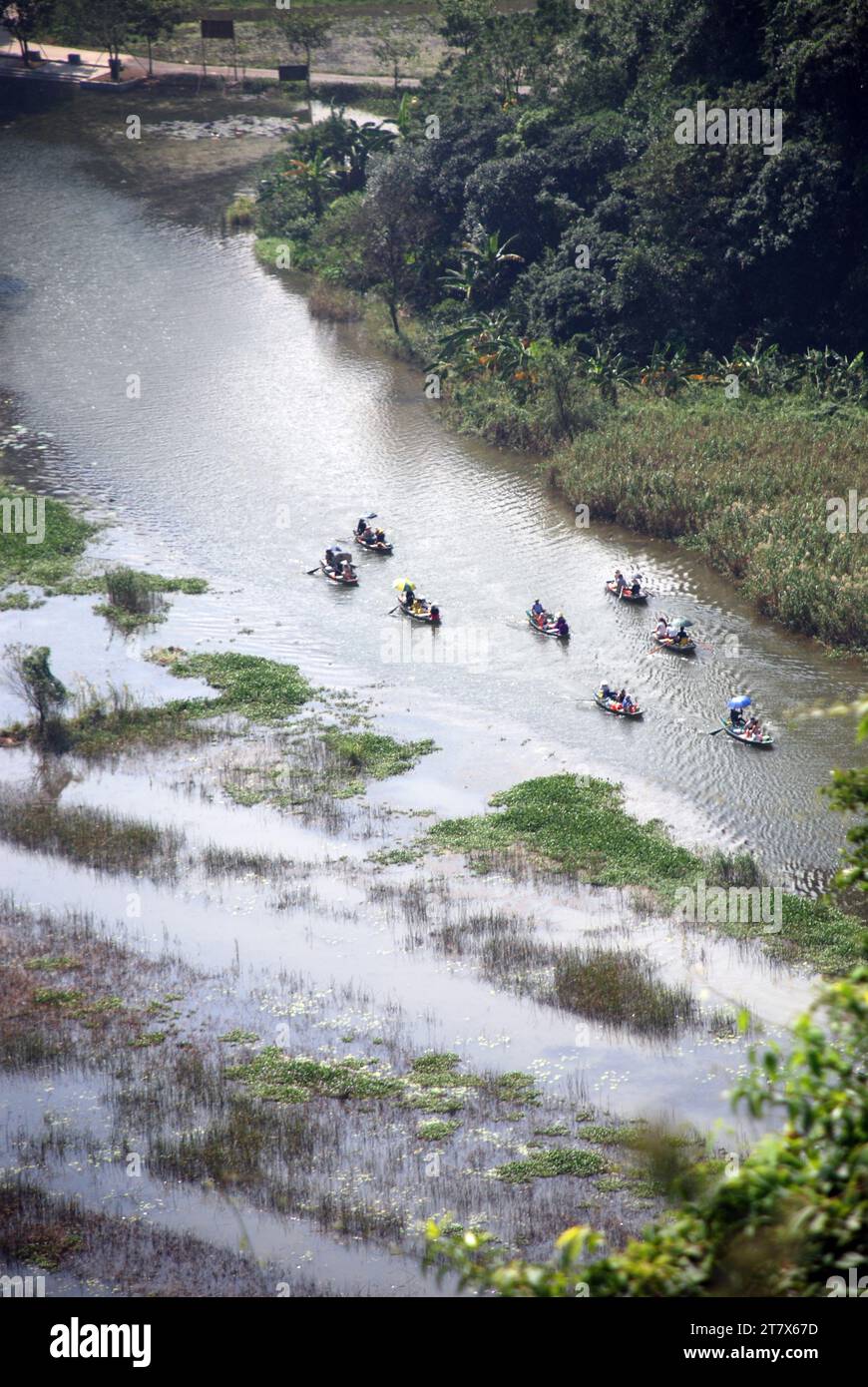 Touristes en bateaux sur la rivière à Tam COC dans le delta du fleuve rouge vietnamien Banque D'Images