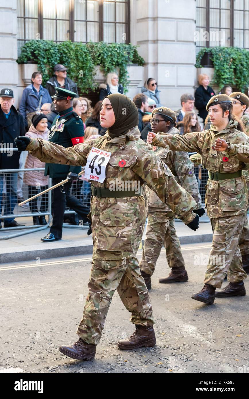 Mossbourne Honourable Artillery Company combine Cadet Force au Lord Mayor's Show procession 2023 à Poultry, dans la ville de Londres, Royaume-Uni Banque D'Images