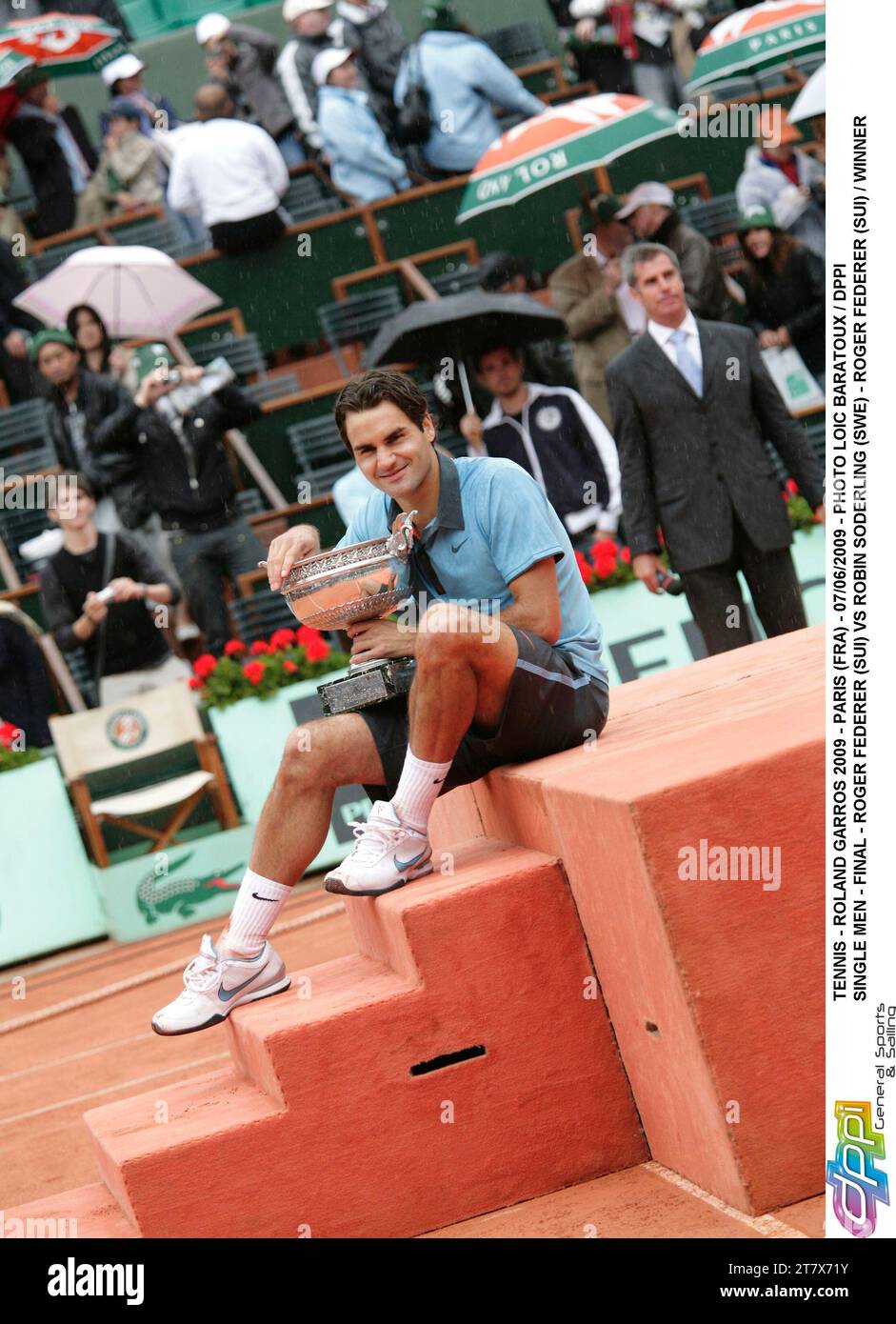 TENNIS - ROLAND GARROS 2009 - PARIS (FRA) - 07/06/2009 - PHOTO LOIC BARATOUX / DPPI SINGLE MEN - FINALE - ROGER FEDERER (SUI) VS ROBIN SODERLING (SWE) - ROGER FEDERER (SUI) / VAINQUEUR Banque D'Images