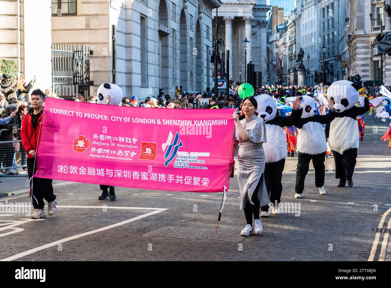 Zhejiang UK Association (ZJUKA) au Lord Mayor's Show procession 2023 à Poultry, dans la ville de Londres, Royaume-Uni. Reliant Londres et la Chine Banque D'Images