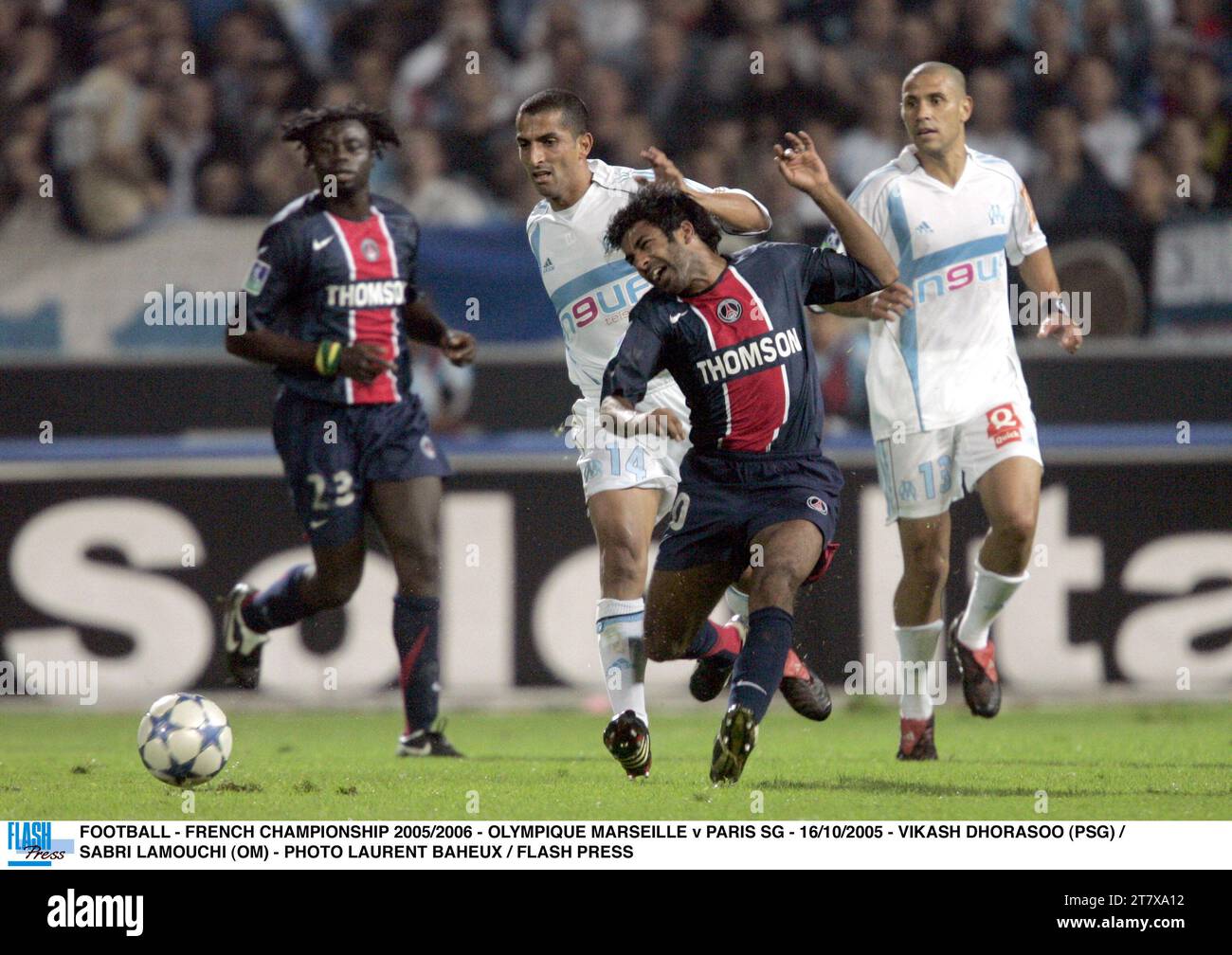 FOOTBALL - CHAMPIONNAT DE FRANCE 2005/2006 - OLYMPIQUE MARSEILLE V PARIS SG - 16/10/2005 - VIKASH DHORASOO (PSG) / SABRI LAMOUCHI (OM) - PHOTO LAURENT BAHEUX / FLASH PRESS Banque D'Images