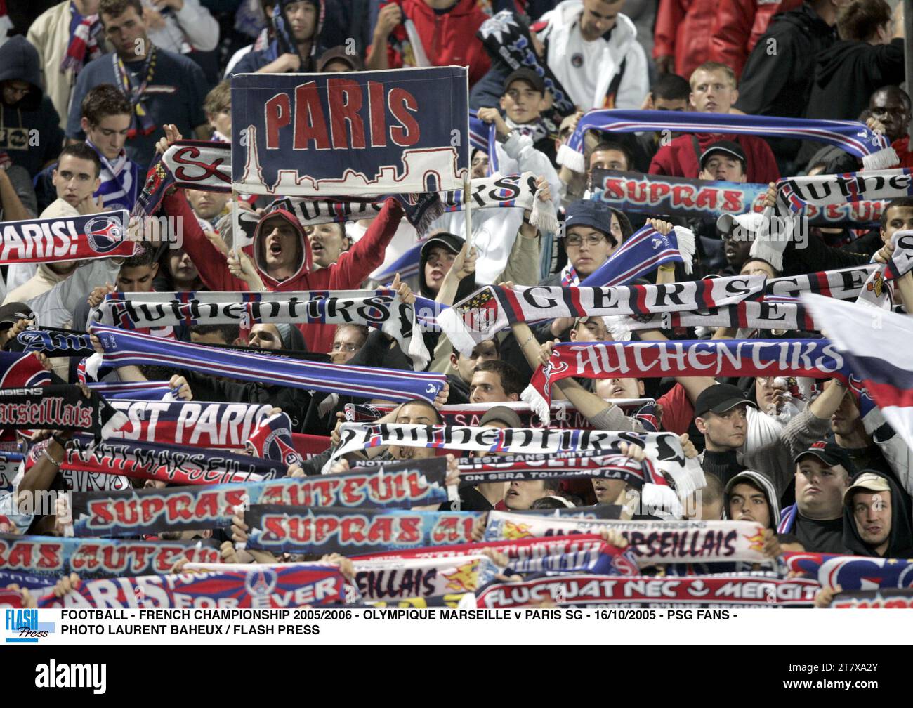 FOOTBALL - CHAMPIONNAT DE FRANCE 2005/2006 - OLYMPIQUE MARSEILLE V PARIS SG - 16/10/2005 - PSG FANS - PHOTO LAURENT BAHEUX / FLASH PRESS Banque D'Images