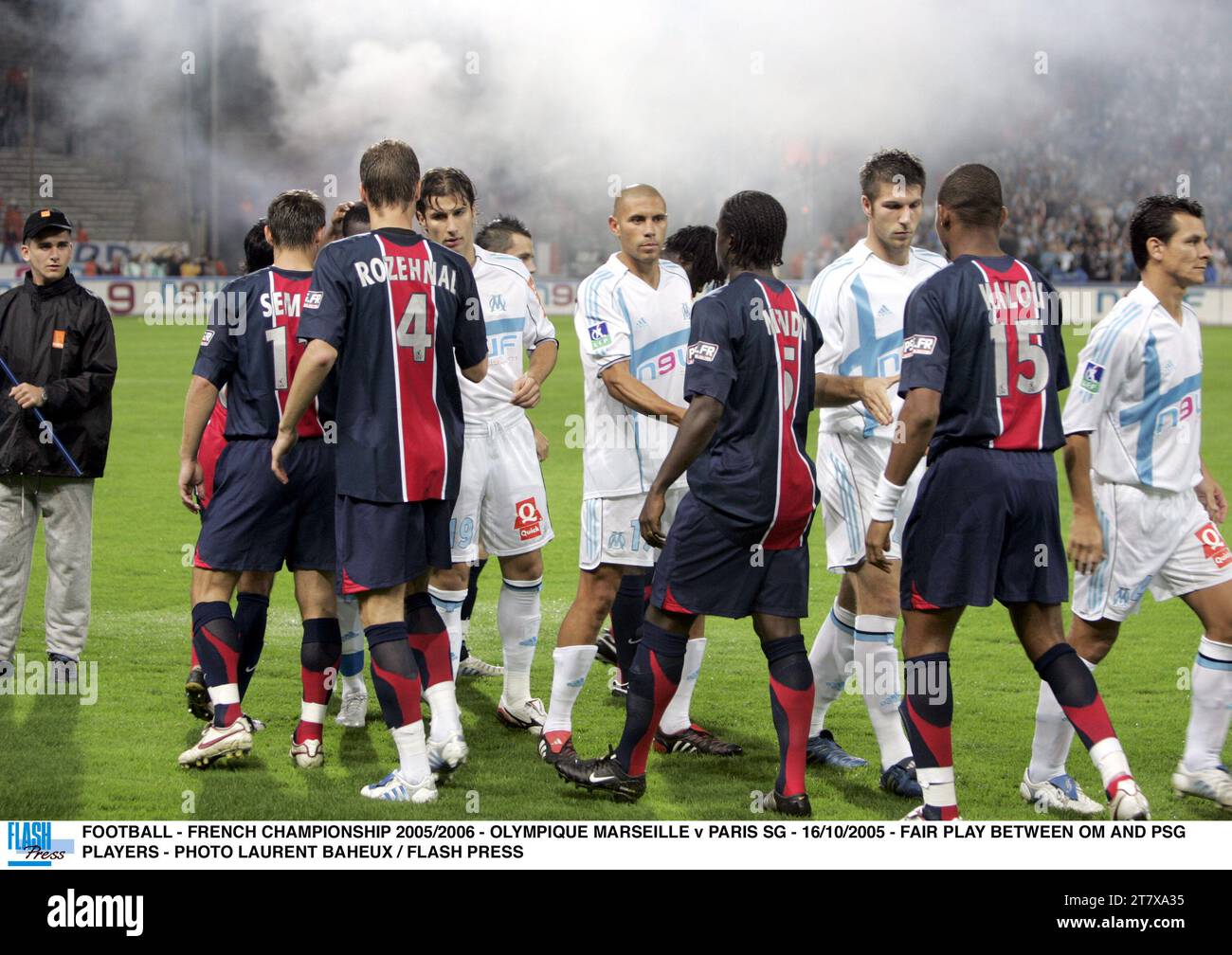 FOOTBALL - CHAMPIONNAT DE FRANCE 2005/2006 - OLYMPIQUE MARSEILLE V PARIS SG - 16/10/2005 - FAIR-PLAY ENTRE LES JOUEURS DE L'OM ET DU PSG - PHOTO LAURENT BAHEUX / FLASH PRESS Banque D'Images