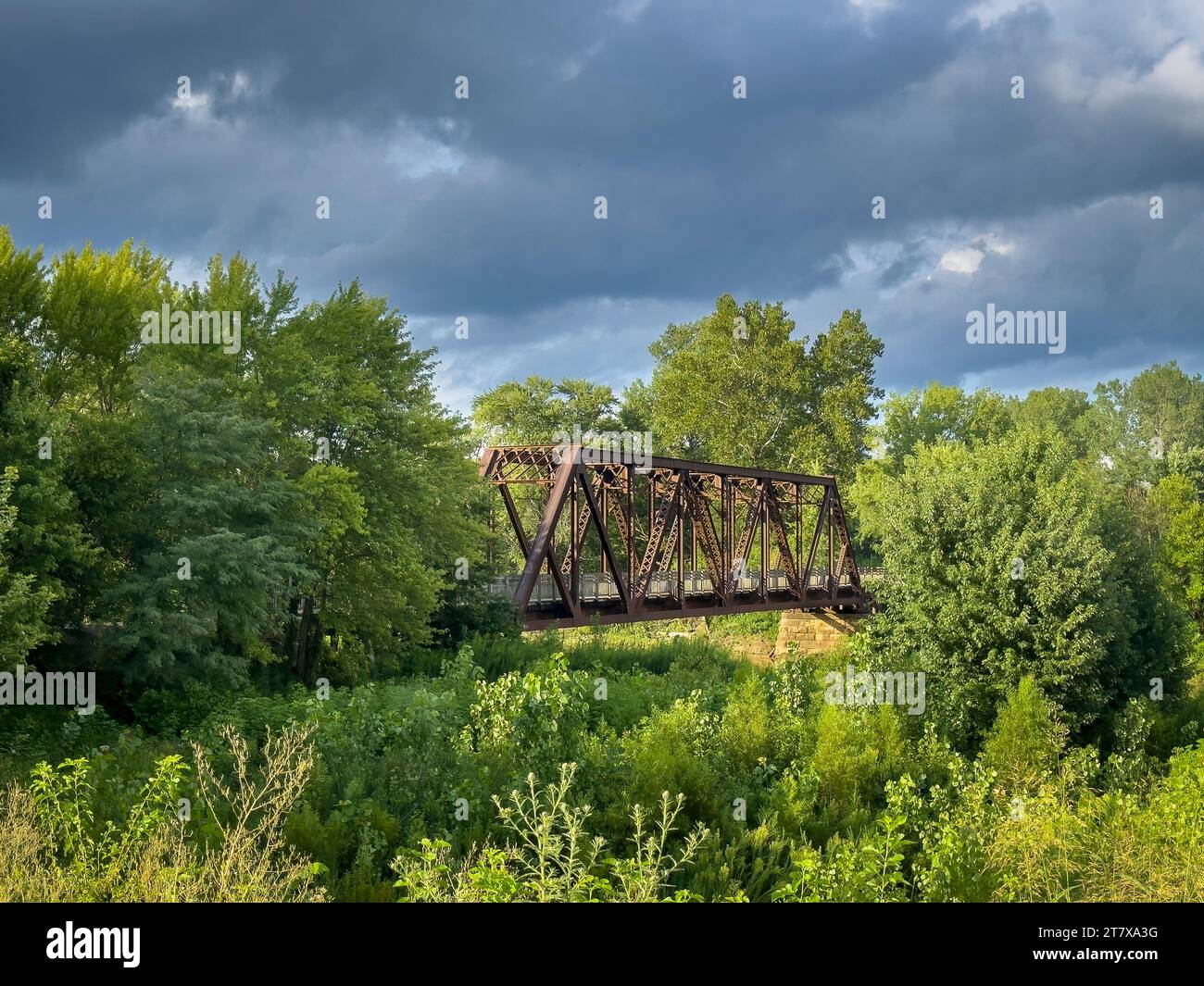 Tréteau sur Katy Trail dans le Missouri sur Auxvasse Creek près de Mokane - piste cyclable de 237 miles s'étendant à travers la plupart de l'état du Missouri converti Banque D'Images