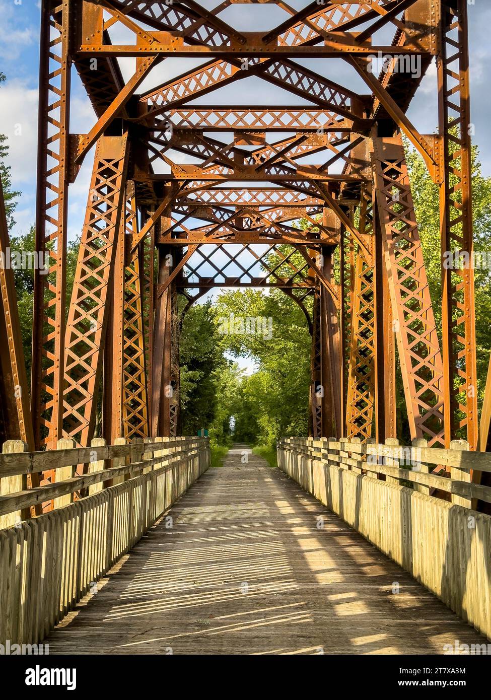 Tréteau sur Katy Trail dans le Missouri au-dessus de la rivière Middle près de Tebbetts - piste cyclable de 237 km s'étendant sur la plupart de l'état du Missouri converti Banque D'Images