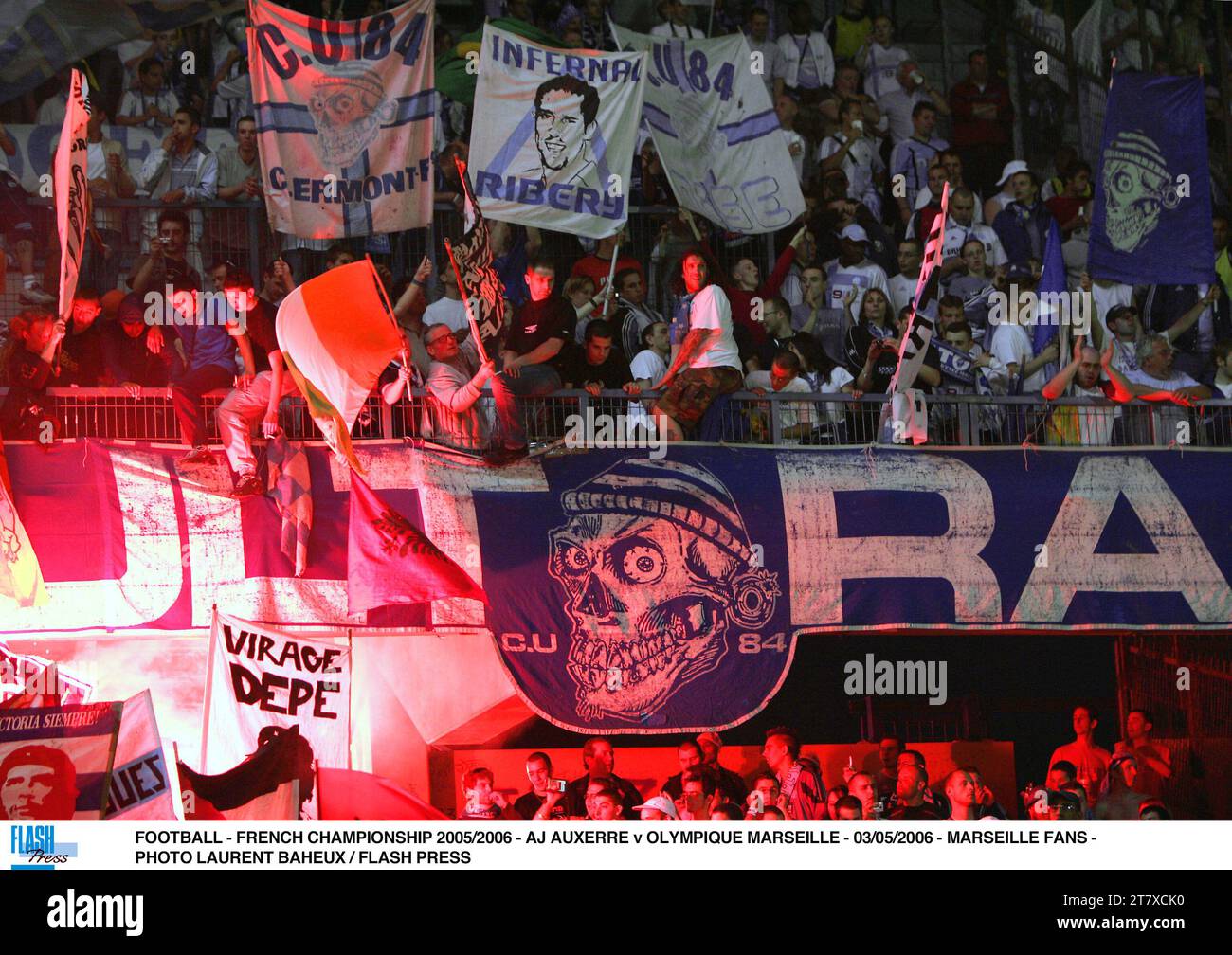 FOOTBALL - CHAMPIONNAT DE FRANCE 2005/2006 - AJ AUXERRE - OLYMPIQUE MARSEILLE - 03/05/2006 - MARSEILLE FANS - PHOTO LAURENT BAHEUX / PRESSE FLASH Banque D'Images