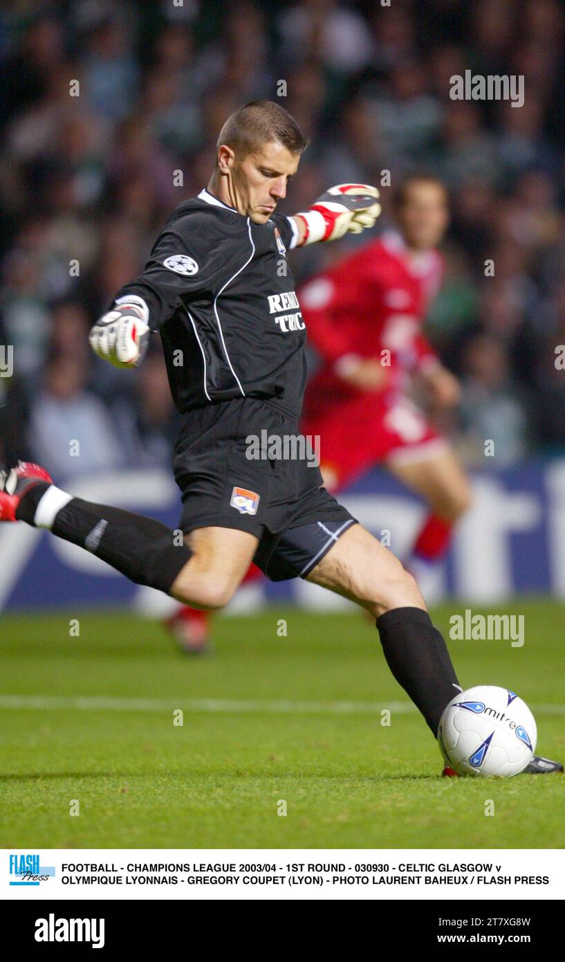 FOOTBALL - LIGUE DES CHAMPIONS 2003/04 - 1ST ROUND - 030930 - CELTIC GLASGOW - OLYMPIQUE LYONNAIS - GREGORY COUPET (LYON) - PHOTO LAURENT BAHEUX / FLASH PRESS Banque D'Images