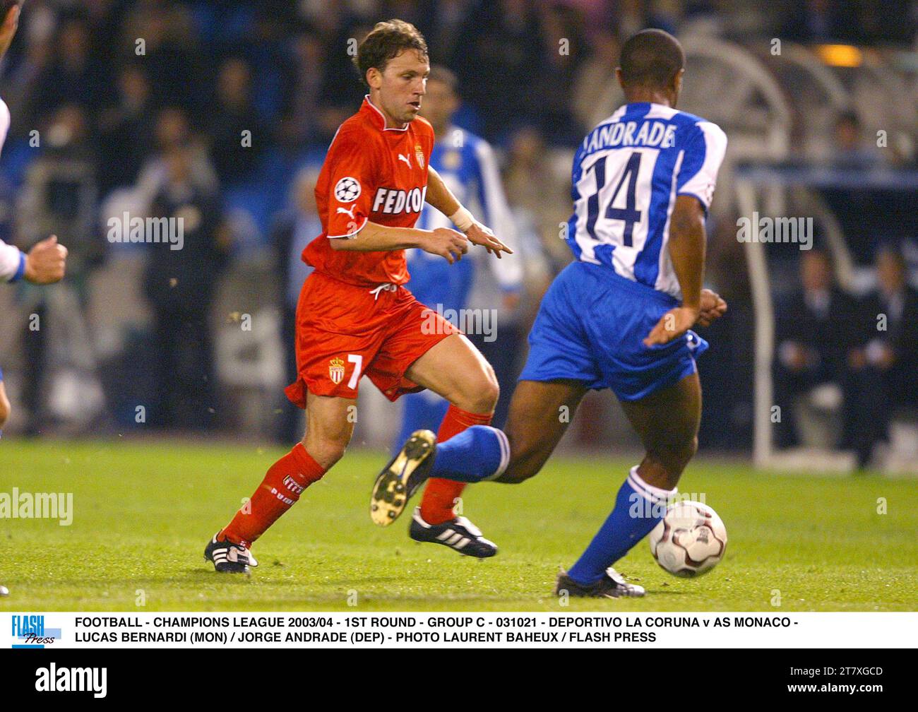 FOOTBALL - LIGUE DES CHAMPIONS 2003/04 - 1E TOUR - GROUPE C - 031021 - DEPORTIVO LA CORUNA V AS MONACO - LUCAS BERNARDI (MON) / JORGE ANDRADE (DEP) - PHOTO LAURENT BAHEUX / FLASH PRESS Banque D'Images