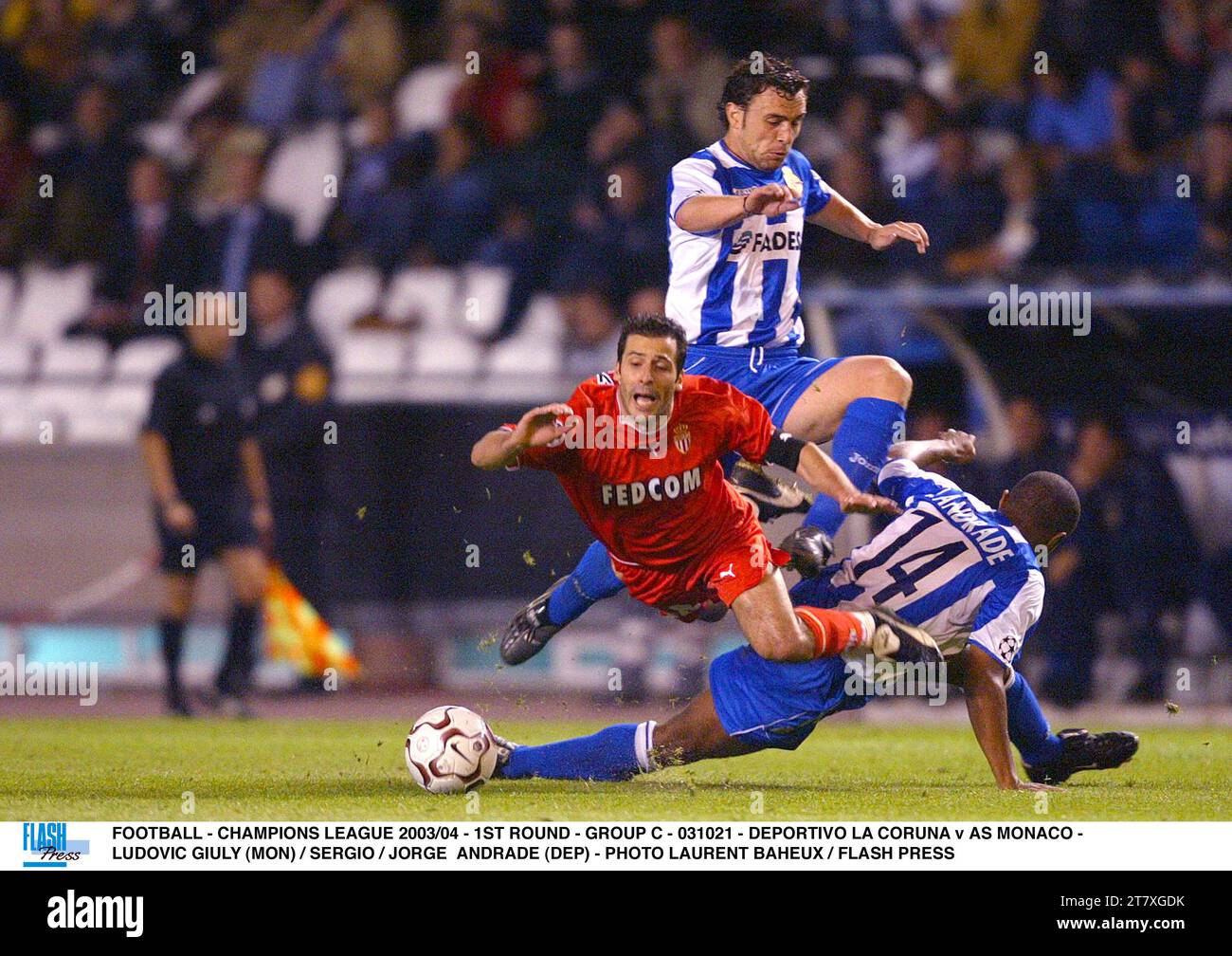 FOOTBALL - LIGUE DES CHAMPIONS 2003/04 - 1E TOUR - GROUPE C - 031021 - DEPORTIVO LA CORUNA V AS MONACO - LUDOVIC GIULY (MON) / SERGIO / JORGE ANDRADE (DEP) - PHOTO LAURENT BAHEUX / FLASH PRESS Banque D'Images