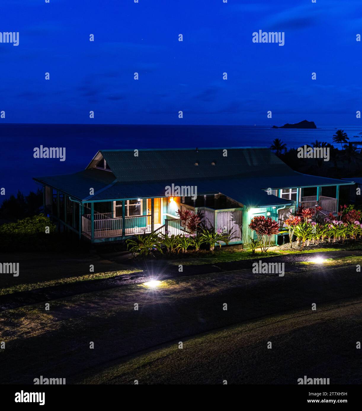 Bungalow style plantation sur Kaihalulu Bay la nuit, Hana, Maui, Hawaï, États-Unis Banque D'Images