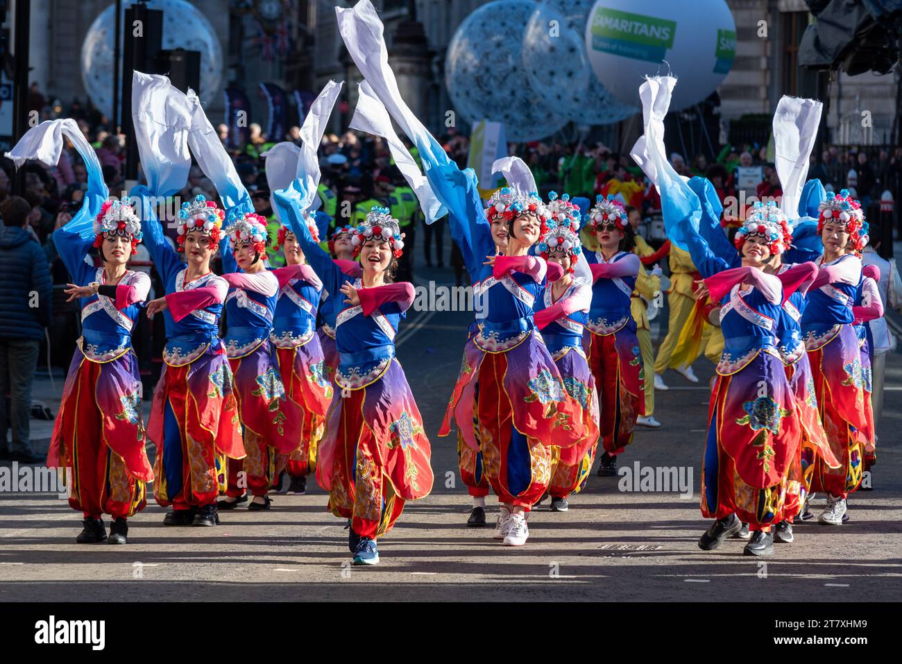 Zhejiang UK Association (ZJUKA) au Lord Mayor's Show procession 2023 à Poultry, dans la ville de Londres, Royaume-Uni. Danseurs asiatiques colorés Banque D'Images