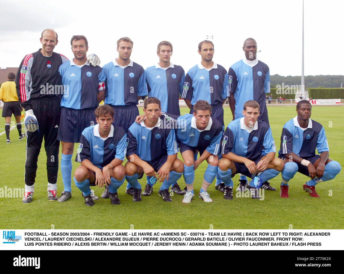 FOOTBALL - SAISON 2003/2004 - MATCH AMICAL - LE HAVRE AC VAMIENS SC - 030716 - ÉQUIPE LE HAVRE (RANGÉE ARRIÈRE GAUCHE À DROITE : ALEXANDER VENCEL / LAURENT CIECHELSKI / ALEXANDRE DUJEUX / PIERRE DUCROCQ / GERARLD BATICLE / OLIVIER FAUCONNIER. PREMIÈRE RANGÉE : LUIS PONTES RIBEIRO / ALEXIS BERTIN / WILLIAM MOCQUET / JEREMY HENIN / ADAMA SOUMARE ) - PHOTO LAURENT BAHEUX / PRESSE FLASH Banque D'Images