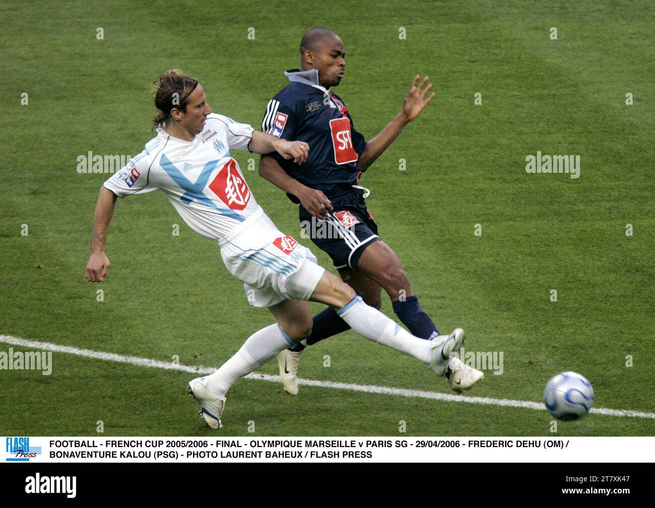 FOOTBALL - COUPE DE FRANCE 2005/2006 - FINALE - OLYMPIQUE MARSEILLE V PARIS SG - 29/04/2006 - FREDERIC DEHU (OM) / BONAVENTURE KALOU (PSG) - PHOTO LAURENT BAHEUX / FLASH PRESS Banque D'Images