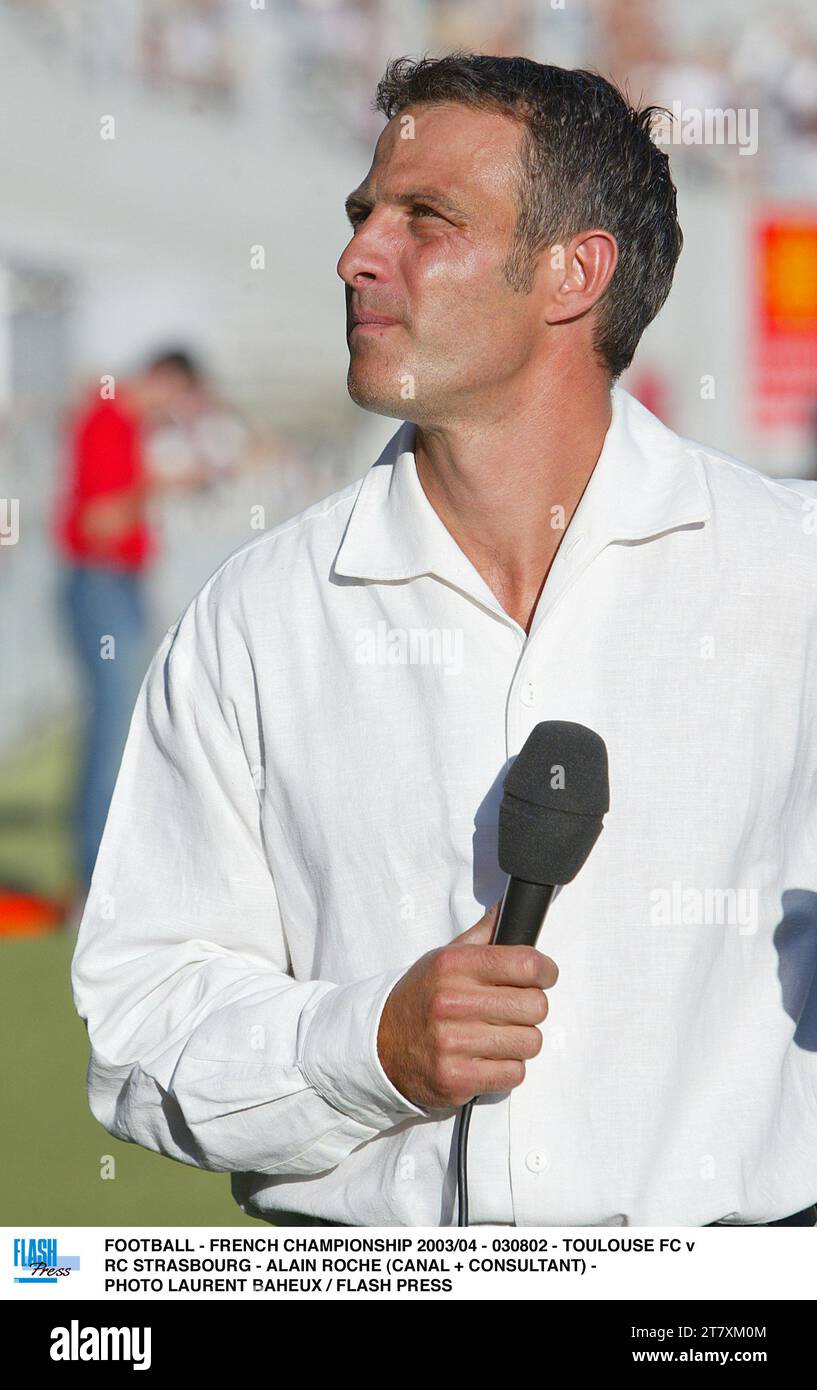 FOOTBALL - CHAMPIONNAT DE FRANCE 2003/04 - 030802 - TOULOUSE FC V RC STRASBOURG - ALAIN ROCHE (CANAL + CONSULTANT) - PHOTO LAURENT BAHEUX / PRESSE FLASH Banque D'Images