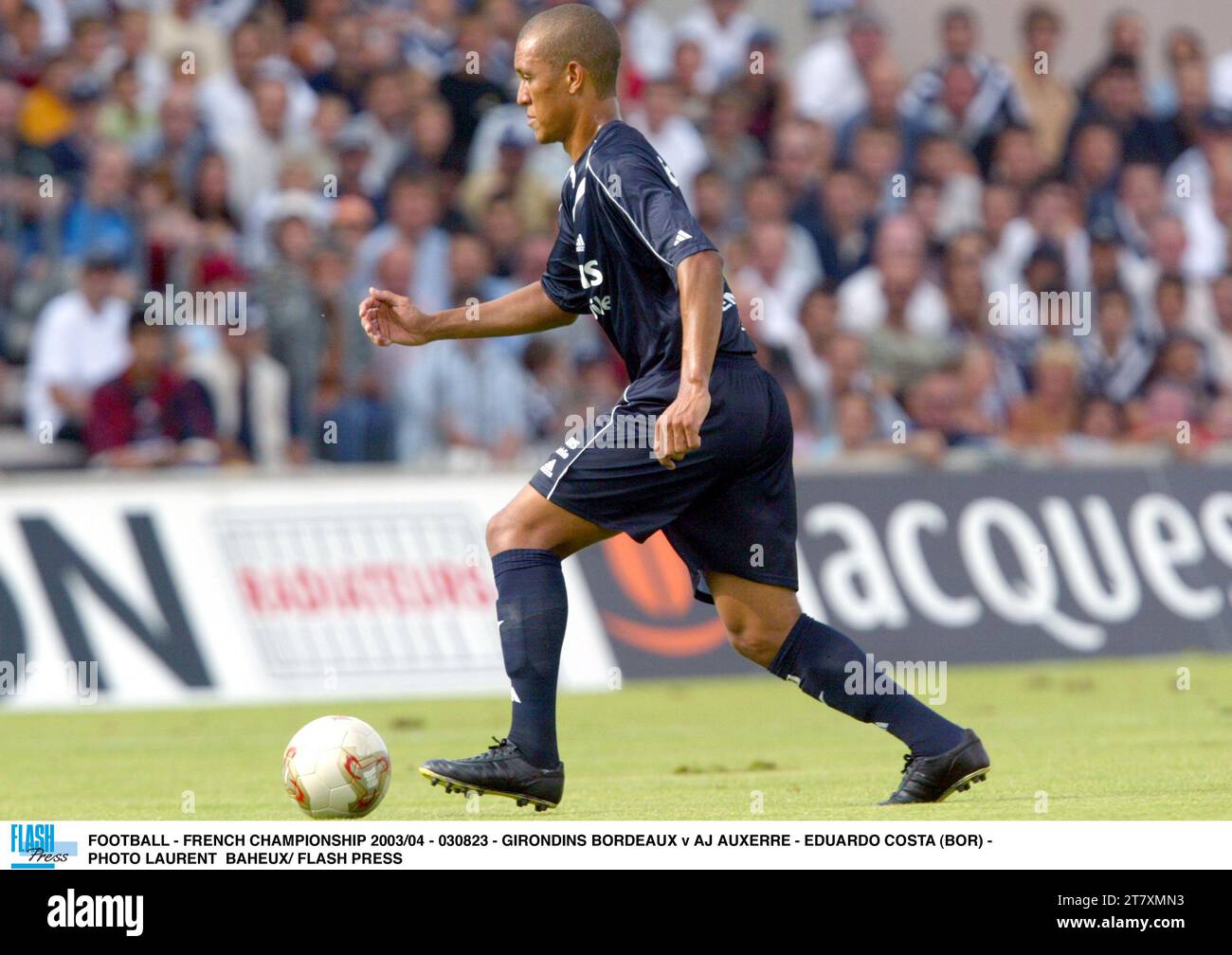 FOOTBALL - CHAMPIONNAT DE FRANCE 2003/04 - 030823 - GIRONDINS BORDEAUX - AJ AUXERRE - EDUARDO COSTA (BOR) - PHOTO LAURENT BAHEUX/ PRESSE FLASH Banque D'Images