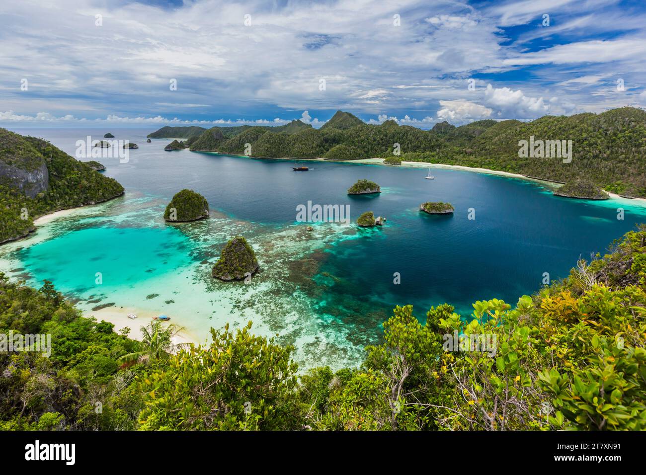 Une vue du dessus des petits îlots du port naturel protégé de Wayag Bay, Raja Ampat, Indonésie, Asie du Sud-est, Asie Banque D'Images